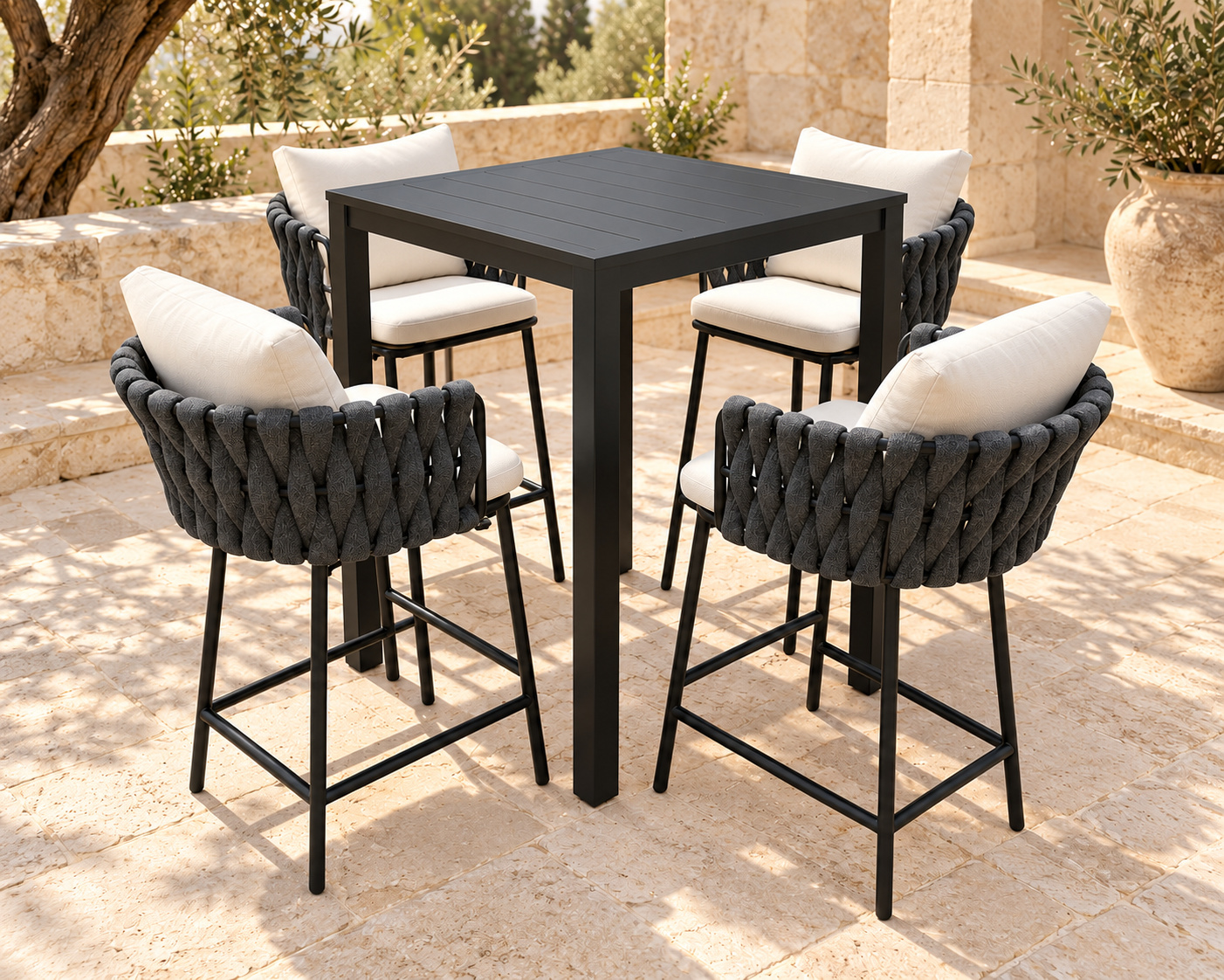 אנדרוס — שולחן בר מרובע שחור בחצר אבן בהירה