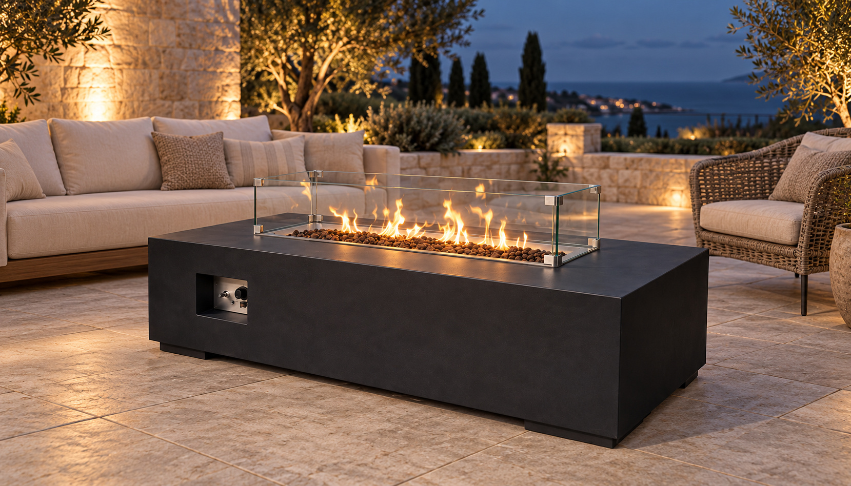 Fire Table 10, שולחן אש שחור ומוארך לצד מערכת ישיבה בחצר אבן