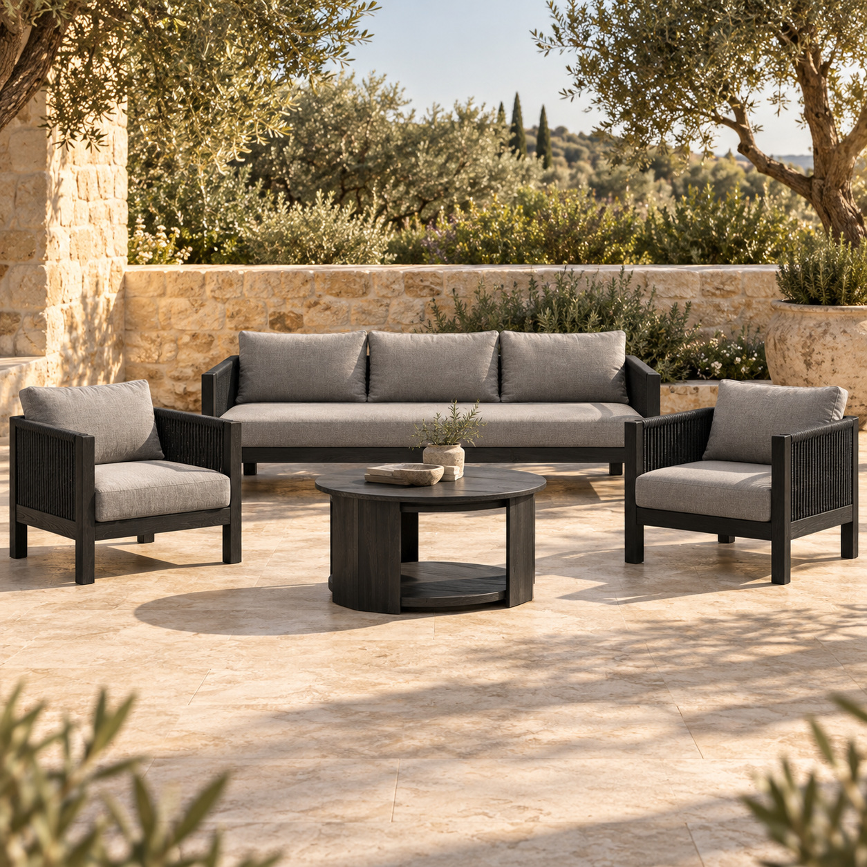 PORTOFINO — מסגרת כהה וריפוד אפור בחצר אבן חמימה