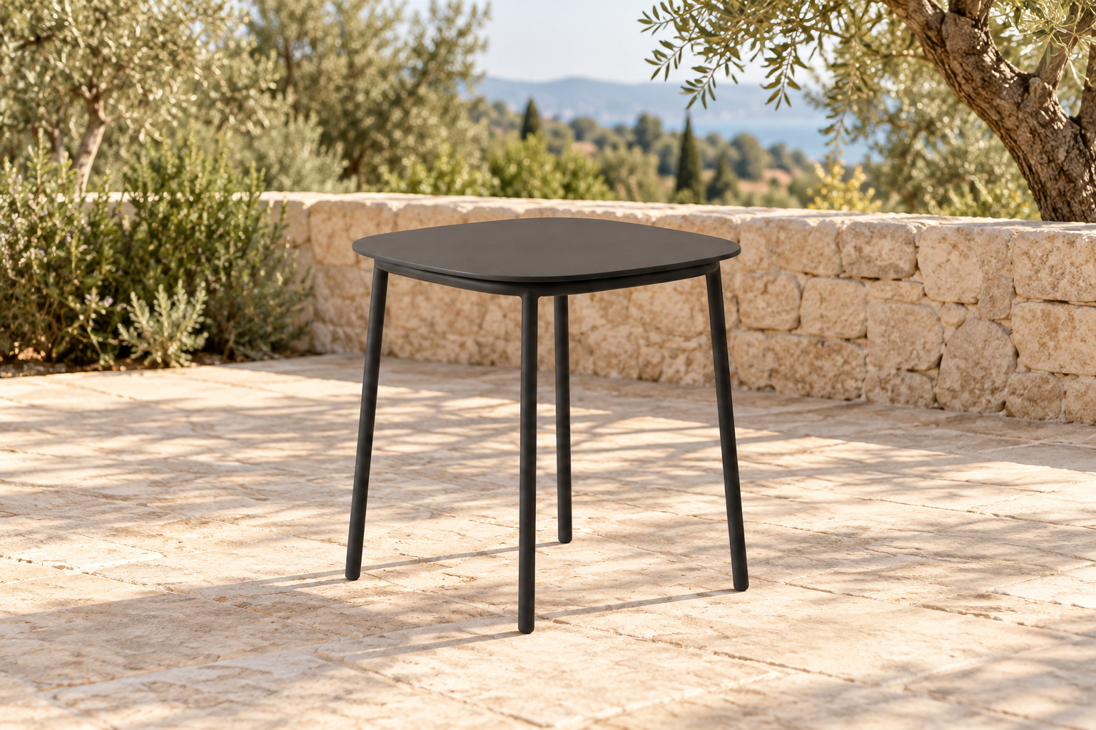 שולחן צד VERONA בסביבת חוץ